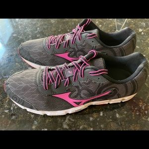 Mizuno Wave cross trainers in grey, black and bright pink  details. Size 9.5.